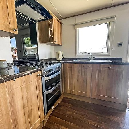 Beautiful Caravan With Decking At Carlton Meres Holiday Park, Suffolk Ref 60022M Saxmundham Dış mekan fotoğraf