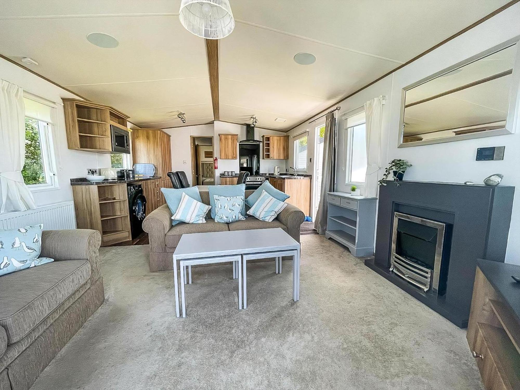 Beautiful Caravan With Decking At Carlton Meres Holiday Park, Suffolk Ref 60022M Saxmundham Dış mekan fotoğraf