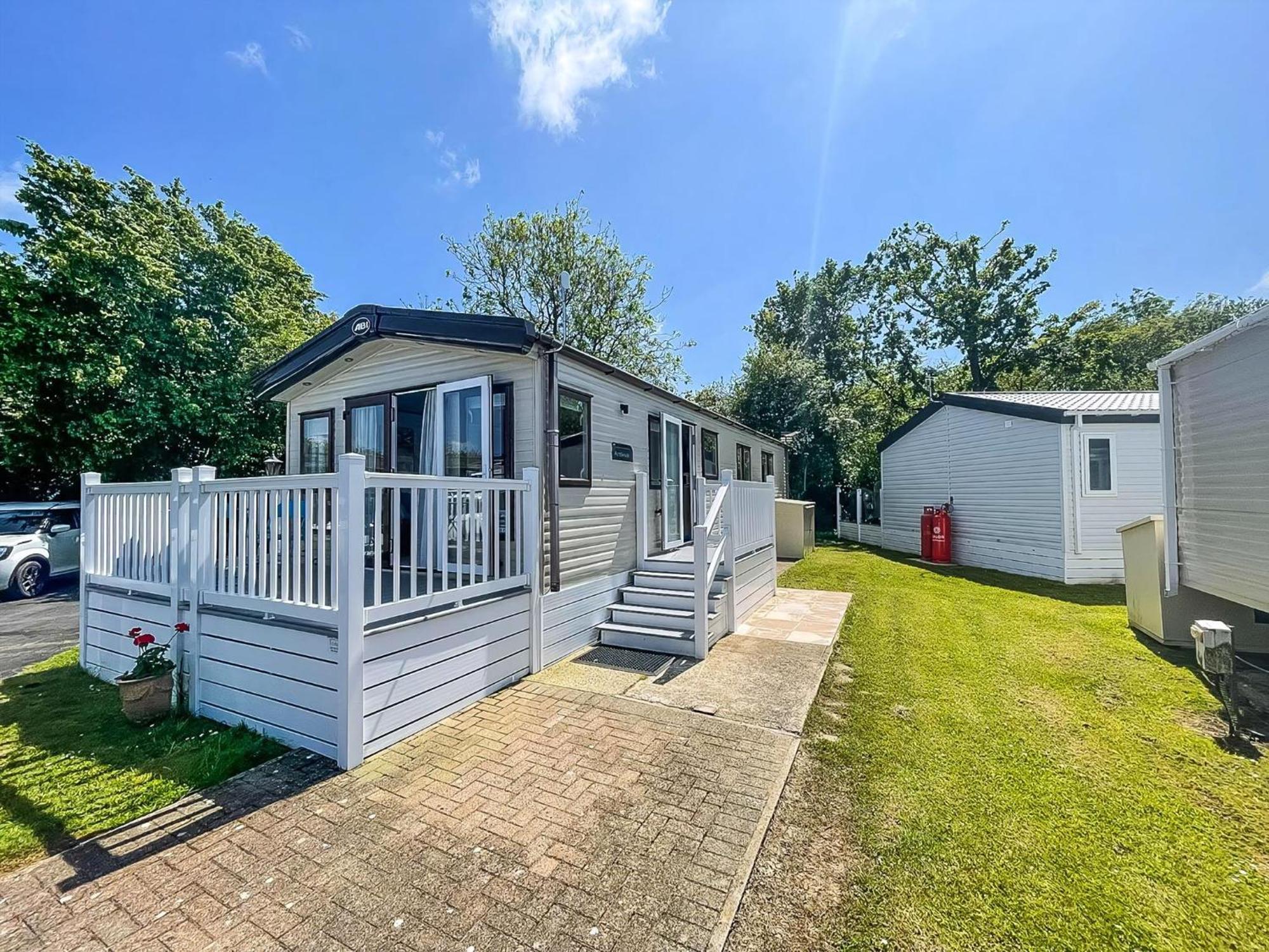 Beautiful Caravan With Decking At Carlton Meres Holiday Park, Suffolk Ref 60022M Saxmundham Dış mekan fotoğraf